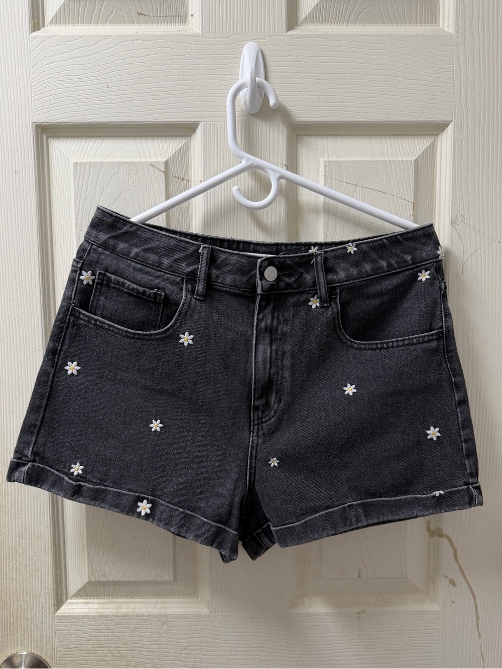💙 PacSun Black Denim Daisy Embroidered Mom Shorts